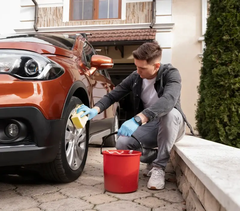 Lavage auto à domicile Pechbusque : professionnel intervenant sur un véhicule